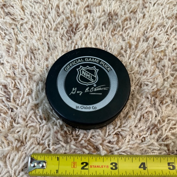 🇨🇦Vancouver Canucks NHL Official Puck🇨🇦 - Picture 3 of 3